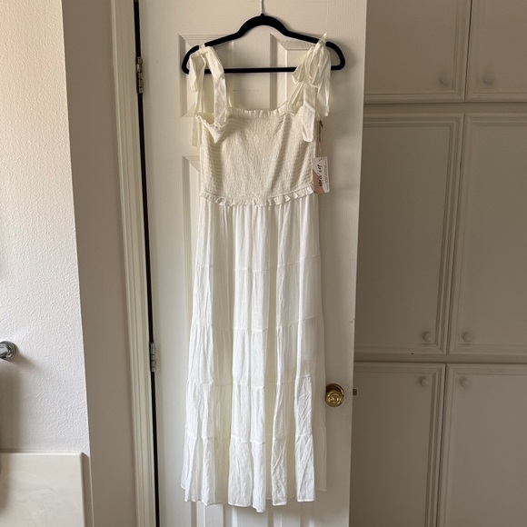 Chic Ivory Maxi Dress with Bow Straps - Picture 1 of 6